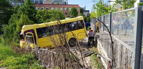 추돌사고 뒤 방호벽 뚫고 나간 어린이 통학버스 [광주 남부소방서 제공=연합뉴스]