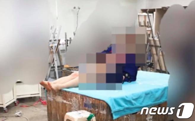 지난 1일 남성혐오 사이트 '워마드'에 게시된 유출사진(독자제공)© News1