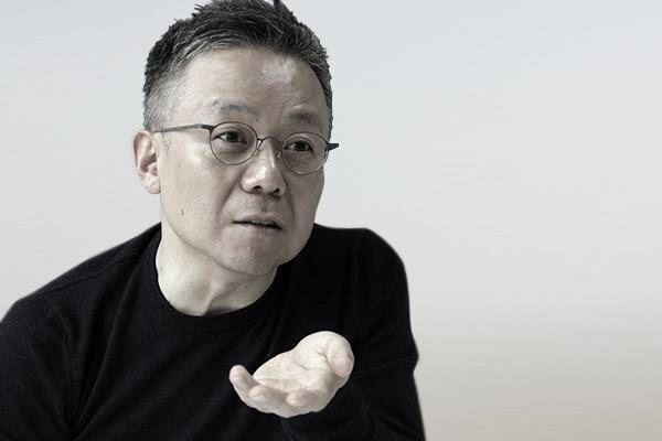 그는 평창 동계올림픽에 출전해서 금메달을 받은 고다이라를 일본 선진 사회를 대변하는 유대한 개인으로 추켜세웠다. 극도의 환희의 순간 고다이라가 보여준 자기 억제와 상대에 대한 존중은 그 사회의 문법이 자연스럽게 몸에 배어 나온 결과라고.