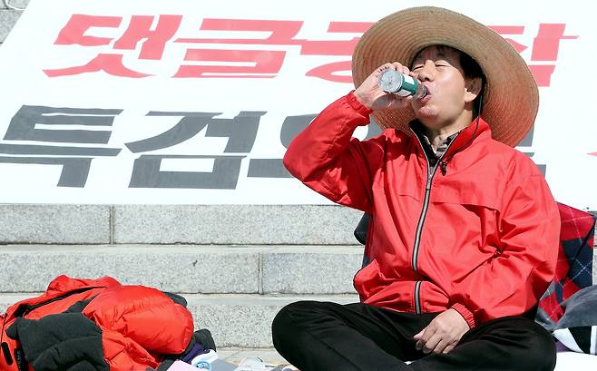 '드루킹 특검'을 요구하며 무기한 단식 농성에 들어간 김성태 자유한국당 원내대표가 4일 오전 서울 여의도 국회 본청 앞에서 물을 마시고 있다. 2018.5.4/뉴스1