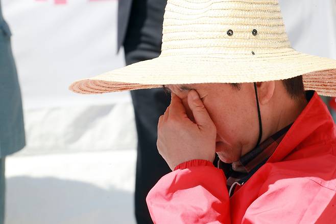 '드루킹 특검'을 요구하며 무기한 단식 농성에 들어간 김성태 자유한국당 원내대표가 4일 오전 서울 여의도 국회 본청 앞에서 힘겨워 하고 있다. 2018.5.4/뉴스1