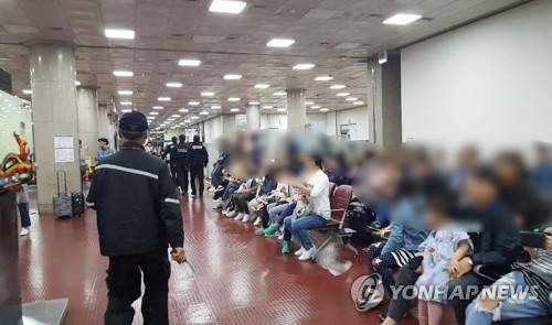 "광주공항에 폭발물" 공항 수색하는 경찰 (광주=연합뉴스) 광주 광산경찰서는 광주공항 비행기에 폭발물이 설치돼 있다고 허위 신고한 혐의(항공보안법 위반 등)로 서모(59)씨를 긴급 체포했다고 5일 밝혔다. 사진은 지난 4일 오후 폭발물 신고를 받고 출동한 경찰관들이 승객들에게 상황을 알리고 현장을 수색하는 모습.  [광주 광산경찰서 제공=연합뉴스]
