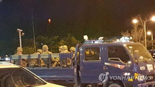 광주공항 허위 폭발물 신고로 출동한 공군 대원들 (광주=연합뉴스) 광주 광산경찰서는 광주공항 비행기에 폭발물이 설치돼 있다고 허위 신고한 혐의(항공보안법 위반 등)로 서모(59)씨를 긴급 체포했다고 5일 밝혔다. 사진은 지난 4일 오후 폭발물 신고를 받고 출동한 인근 공군부대 대원들의 모습.  [광주 광산경찰서 제공=연합뉴스]    areum@yna.co.kr