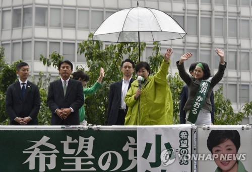 도쿄서 거리유세 펼치는 고이케 도쿄도지사 작년 10.22 총선 당시 도쿄서 거리유세 펼치는 희망의 당 고이케 도쿄도지사 [EPA=연합 자료사진]