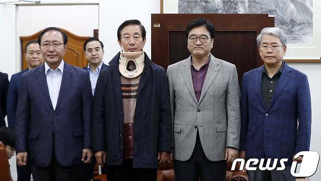 여야 원내대표가 7일 서울 여의도 국회 운영위원장실에서 국회 정상화 협의를 위해 회동하고 있다. 왼쪽부터 노회찬 평화와정의의의원모임, 김성태 자유한국당, 우원식 더불어민주당, 김동철 바른미래당 원내대표. 2018.5.7/뉴스1 © News1 안은나 기자