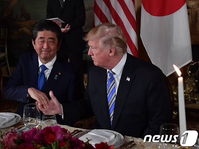 남북정상회담 전인 지난달 18일 플로리다 마라라고 트럼프 리조트에서 만찬하고 있는 아베 신조 일본 총리와 도널드 트럼프 미국 대통령. 아베 총리는 당시 회담에서 트럼프에 '납치자 문제' 의제화를 요구했다. © AFP=뉴스1