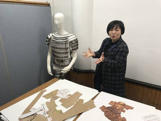 경주 신라문화유산연구원 손명순 학술연구팀장이 재매정 비늘갑옷 유물 자료를 설명하고 있다. 경주=김정석기자