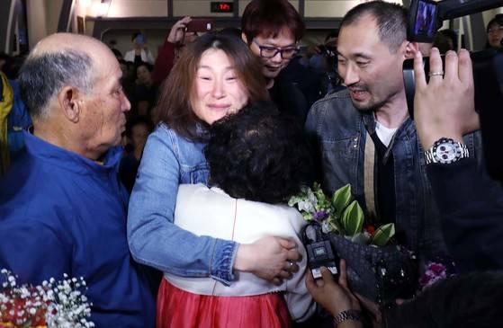 37년 만에 만난 어머니 윤복순씨와 눈물의 포옹을 하고 있는 김영숙씨(왼쪽 둘째). 아버지 김원제씨(왼쪽)와 오빠 영훈씨(오른쪽)가 이 모습을 지켜보고 있다. [프리랜서 김성태]