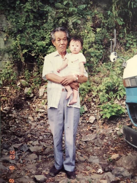 여동생이 6년 만인 1990년 첫딸을 낳았는데 아버지가 손녀와 찍은 사진은 이 한장뿐이다. 기다리면 선물이 올 거라며 동생을 위로해 주시던 아버지. 첫 손녀를 안고 얼마나 기쁘셨을까. [사진 송미옥]