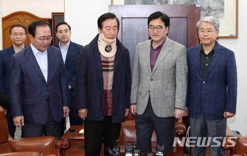 【서울=뉴시스】홍효식 기자 = 7일 오전 서울 여의도 국회 운영위원장실에서 열린 여야 교섭단체 원내대표 회동에 앞서 평화와정의 노회찬(왼쪽부터), 자유한국당 김성태, 더불어민주당 우원식, 바른미래당 김동철 원내대표가 기념촬영을 하고 있다. 2018.05.07. yesphoto@newsis.com