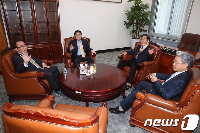 교섭단체 여야 원내대표들이 8일 오후 서울 여의도 국회 운영위원장실에서 국회 정상화를 논의하기 위해 회동을 갖고 있다. 2018.5.8/뉴스1 © News1 박정호 기자