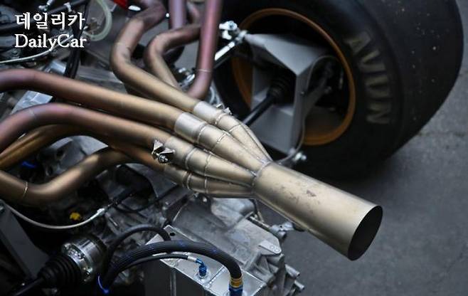 소음기가 없는 레이싱 머신의 배기구