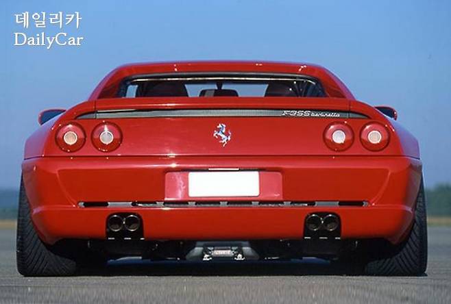 4개의 배기구가 달린 페라리 F355 베를리네타