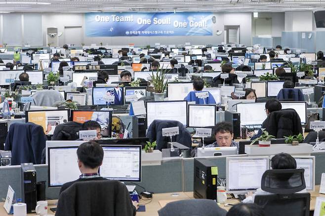 우리은행 차세대 주전산 개발 작업 현장. 우리은행의 차세대 가동에는 전문 인력 1000여명이 투입됐다.(사진제공-우리은행)