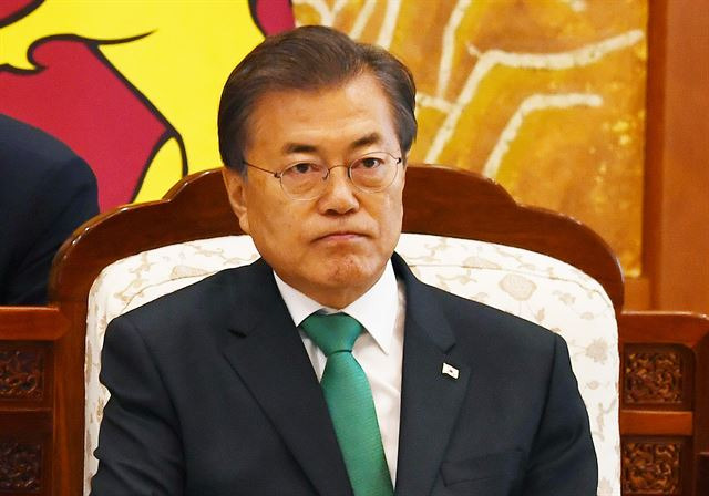 북한이 탄도미사일을 발사한 2017년 11월 29일 문재인 대통령이  한-스리랑카 정상회담을 기다리며 심각한 표정을 짓고 있다.고영권기자