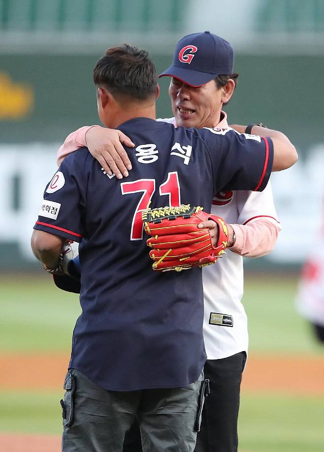 3일 사직 KIA전에서 시구·시포를 마친 후 포옹하고 있는 손용석 코치와 그의 아버지 손경구 씨. 롯데 자이언츠 제공