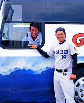 구단 버스 기사로 재직 시절 손경구 씨와 부산고 재학 시절 손용석. 롯데 자이언츠 제공