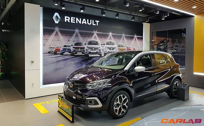 입구와 인테리어를 노란색으로 꾸민 르노삼성차 전시장. 곳곳에서 르노의 흔적을 찾아볼 수 있다.