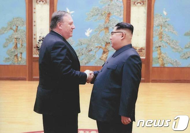김정은 북한 국무위원장이 지난 부활절 주말기간(3월31일∼4월1일) 평양을 극비 방문한 당시 CIA 국장인 마이크 폼페이오 미국 국무부 장관과 악수를 하고 있다. © AFP=뉴스1 © News1 우동명 기자