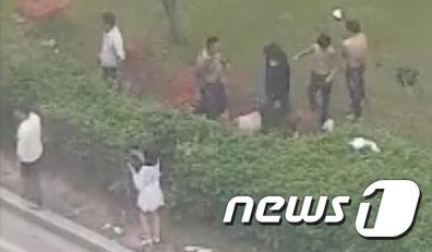 지난달 30일 오전 6시쯤 광주 광산구 수완동에서 30대 남성이 택시를 먼저 타려했다는 이유로 시비가 붙어 집단폭행을 당해 실명 위기에 처했다. 사진은 당시 폭행 영상. (페이스북 동영상 갈무리) 2018.5.3/뉴스1 © News1