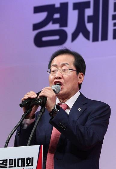 홍준표 자유한국당 대표가 9일 오후 경기 안양시 안양실내체육관에서 열린 6·13지방선거 경기도당 필승결의대회에서 인사말을 하고 있다. [뉴스1]