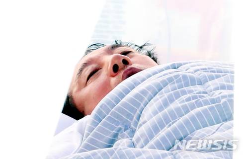 【서울=뉴시스】이종철 기자 = 단식투쟁 7일차인 자유한국당 김성태 원내대표가  9일 오전 서울 여의도 국회 단식농성장에서 초췌한 모습으로 누워있다. 2018.05.09.jc4321@newsis.com