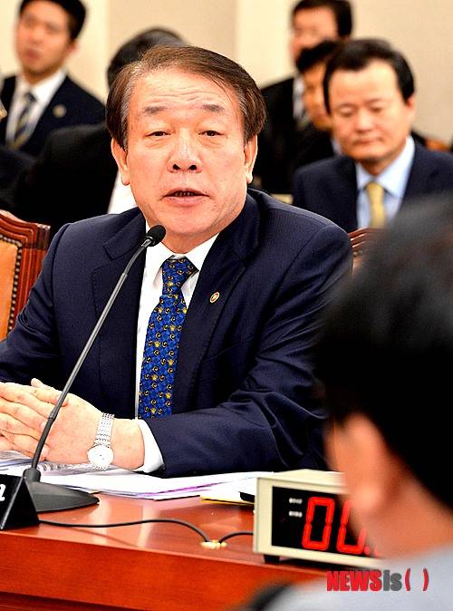【서울=뉴시스】권주훈 기자 = 권재진 전 민정수석이 법무부 장관 재직 시절인 2013년 2월19일 국회 법사위원회 전체회의에서 질의에 답변하고 있다. joo2821@newsis.com