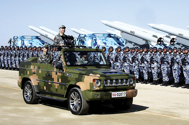 2017년 7월30일 인민해방군 창건 90주년 기념 열병식에서 사열 중인 시진핑 중국 국가주석 © AP