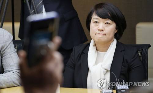 질문받는 네이버 한성숙 대표 (성남=연합뉴스) 김현태 기자 = 네이버 한성숙 대표이사가 25일 오전 경기도 성남시 본사에서 드루킹 댓글조작 사건과 관련해 자유한국당 김성태 원내대표 등 의원들의 항의방문을 받으며 의원들의 질문에 받고 있다. 2018.4.25      mtkht@yna.co.kr