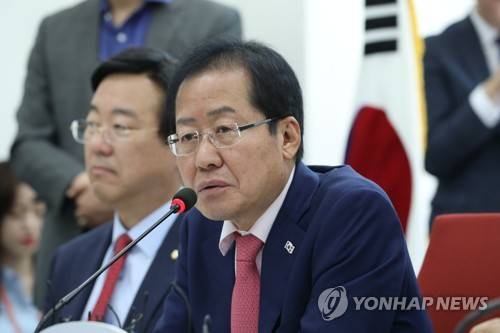 발언하는 홍준표 (서울=연합뉴스) 김주형 기자 = 자유한국당 홍준표 대표가 9일 오전 국회에서 열린 '문재인 정부 1년, 긴급 정책 진단' 토론회에 참석해 발언하고 있다.     kjhpress@yna.co.kr