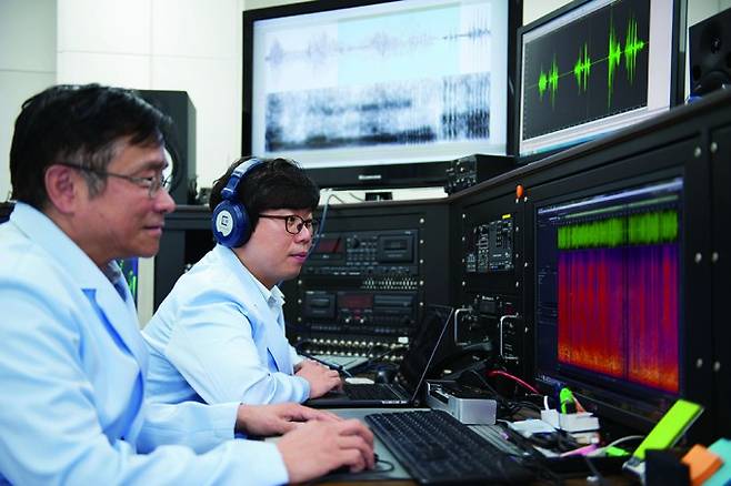 국립과학수사연구원 오디오미디어연구실에서 박남인 연구사(왼쪽)와 김태훈 오디오미디어 연구실장이 음질개선 작업을 하고 있다. - 국립과학수사연구원