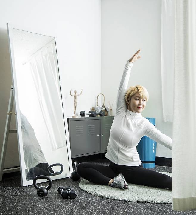 홈트를 시연해 보이는 김주원씨. 사진 윤동길(스튜디오 어댑터 실장)