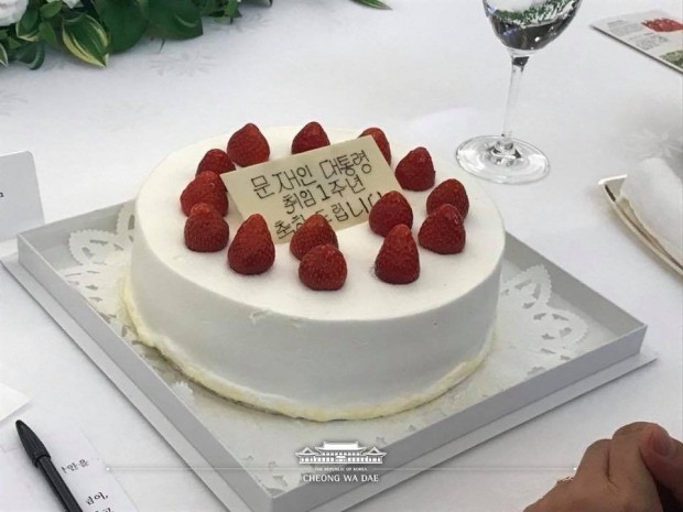 한일 정상회담 중 깜짝선물로 등장한 문재인 대통령 취임 1주년 축하 딸기 생크림 케이크_청와대 페이스북 공개 (사진=연합뉴스)