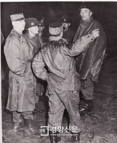 밴플리트 장군(왼쪽) 등 미군수뇌부가 비가 내리는 가운데 작전회의를 하고 있다, 한국전쟁에 미군 현역 장성(將星) 아들 142명이 참전하여 35명이 전사하거나 부상을 입었다.