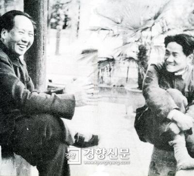 마오쩌둥· 마오안잉 부자의 즐거운 한때.