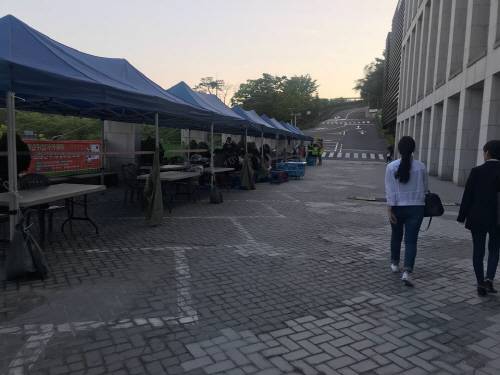 부스 규모 축소로 인해 축제때가 되면 주점으로 가득찼던 공간은 텅 비었다. [사진 = 김민지 인턴기자]