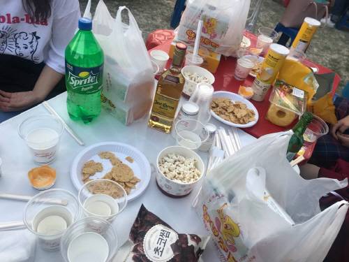 직접 마트에서 주문한 술과 안주를 먹던 학생들의 테이블. 주점에선 볼 수 없던 양주와 과자가 눈에 띈다. [사진 = 김민지 인턴기자]