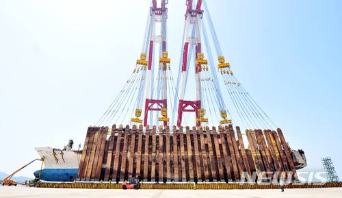 【목포=뉴시스】류형근 기자 = 세월호 직립 당일인 10일 전라남도 목포신항에서 세월호가 해상크레인에 의해 목표 각도인 94.5도로 들어올려졌다. 2018.05.10. photo@newsis.com