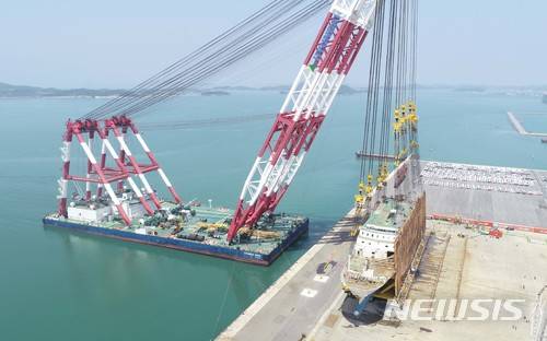 【목포=뉴시스】류형근 기자 = 10일 오후 전남 목포시 목포신항에서 현대삼호중공업 관계자들이 옆으로 누워 있는 세월호 바로 세우기(직립) 작업을 진행하고 있다. 2018.05.10. photo@newsis.com