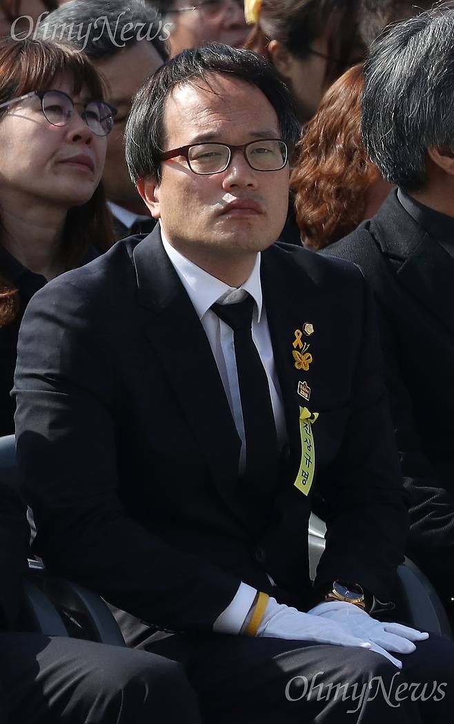 세월호 참사 4주기인 지난 4월 16일 박주민 더불어민주당 의원이 경기도 안산 화랑유원지에서 열린 '4·16세월호참사 희생자 정부 합동 영결추도식'에 참석하고 있다. ⓒ공동취재사진