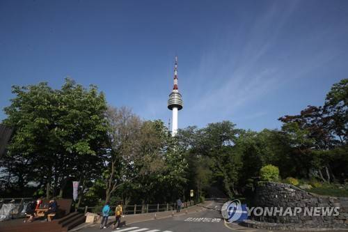 눈 앞에 펼쳐진 파란 하늘 (서울=연합뉴스) 임헌정 기자 = 서울을 비롯한 수도권 지역의 미세먼지 농도가 '맑음' 수준을 보인 8일 오전 서울 중구 남산에서 바라본 하늘이 온통 파랗다. 2018.5.8      kane@yna.co.kr