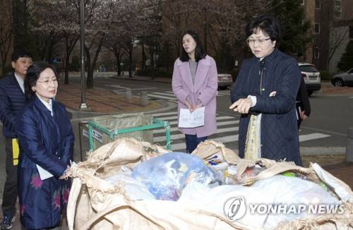 김은경 장관, 폐비닐 등 수거중단 아파트 방문 (서울=연합뉴스) 김은경 환경부 장관이 8일 오후 폐비닐 등의 수거가 중단된 인천광역시 연수구의 한 아파트를 방문해 주민대표로부터 애로사항을 듣고 재활용품 배출현장 및 수거 현황 등을 점검하고 있다. 2018.4.8 [환경부 제공=연합뉴스]      photo@yna.co.kr