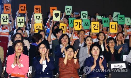 한부모 가족 서포터즈 지지 박수 보내는 김정숙 여사 (서울=연합뉴스) 배재만 기자 = 문재인 대통령 부인 김정숙 여사가 10일 오후 서울 중구 페럼타워에서 열린 '한부모 가족의 날' 제정 기념행사에 깜짝 등장, 한부모가족 서포터즈 발대식 퍼포먼스를 보며 박수를 치고 있다. 2018.5.10      scoop@yna.co.kr