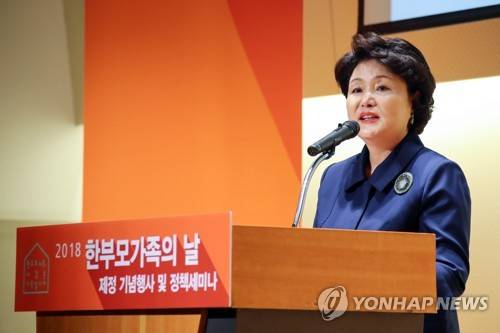'한부모 가족의 날' 축사하는 김정숙 여사 (서울=연합뉴스) 배재만 기자 = 문재인 대통령 부인 김정숙 여사가 10일 오후 서울 중구 페럼타워에서 열린 '한부모 가족의 날' 제정 기념행사에 깜짝 등장, 축사를 하고 있다.       scoop@yna.co.kr