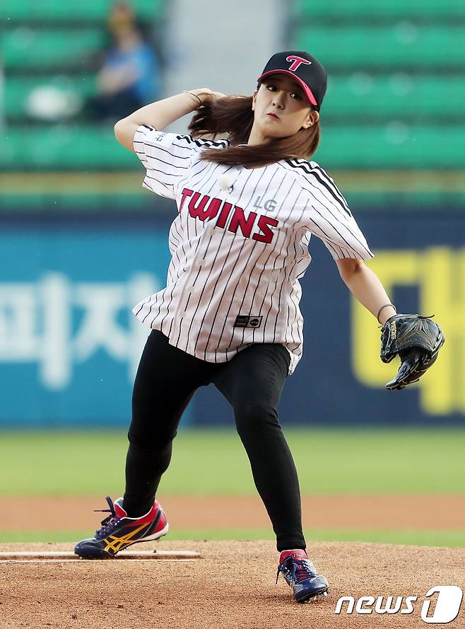 걸그룹 에이핑크 윤보미가 10일 오후 서울 송파구 잠실야구장에서 열린 '2018 신한은행 마이카 KBO리그' 프로야구 롯데 자이언츠와 LG 트윈스의 경기에 앞서 시구를 하고 있다. 2018.5.10/뉴스1 © News1 이재명 기자