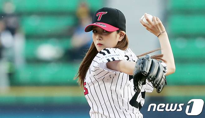 걸그룹 에이핑크 윤보미가 10일 오후 서울 송파구 잠실야구장에서 열린 '2018 신한은행 마이카 KBO리그' 프로야구 롯데 자이언츠와 LG 트윈스의 경기에 앞서 시구를 하고 있다. 2018.5.10/뉴스1 © News1 이재명 기자