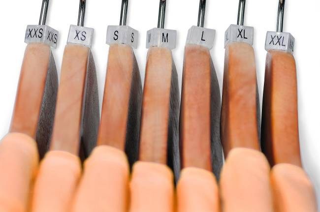 사이즈별로 정리된 옷 이미지.