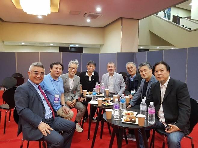 좌로부터 김희현, 김광민, 김종진, 김택환, 김청산, 유상윤, 송홍섭, 이건태