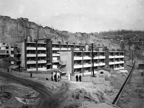 1963년 서울 동대문구 창신동에 건립된 창신 아파트의 입주식 날 풍경. 서울역사박물관 제공