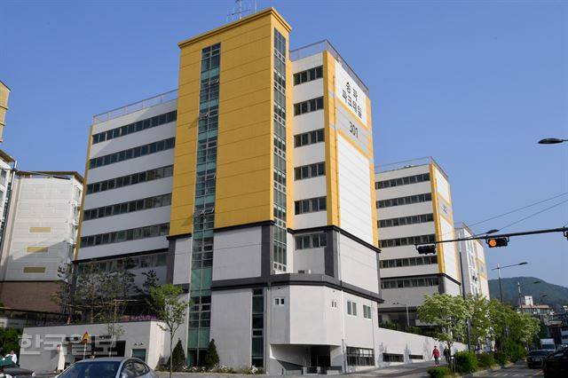 서울 지하철 마천역에서 10분 안되는 거리에 지어진 ‘행복주택’에 사는 대학생, 청년들은 더이상 지옥고(반지하, 옥탑방, 고시원)에 살지 않아도 된다는 사실 자체만으로도 행복하다고 했다. 대학생, 청년, 고령층, 주거급여수급자 등의 주거 환경 개선을 위해 지은 송파파크데일3단지 행복주택 전경. 김주성 기자